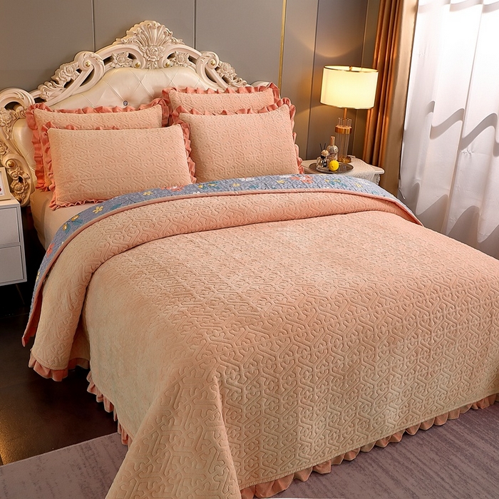 91家纺网 家纺一手货源 找家纺 晶缦家纺 2024新款纯色小花边牛奶绒床盖三件套 暖馨-浅咖