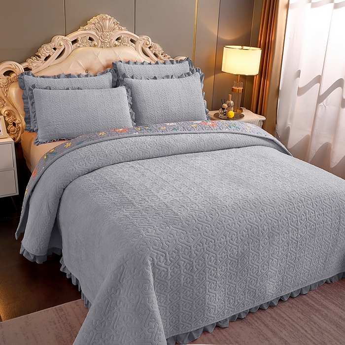 91家纺网 家纺一手货源 找家纺 晶缦家纺 2024新款纯色小花边牛奶绒床盖三件套 暖馨-浅灰