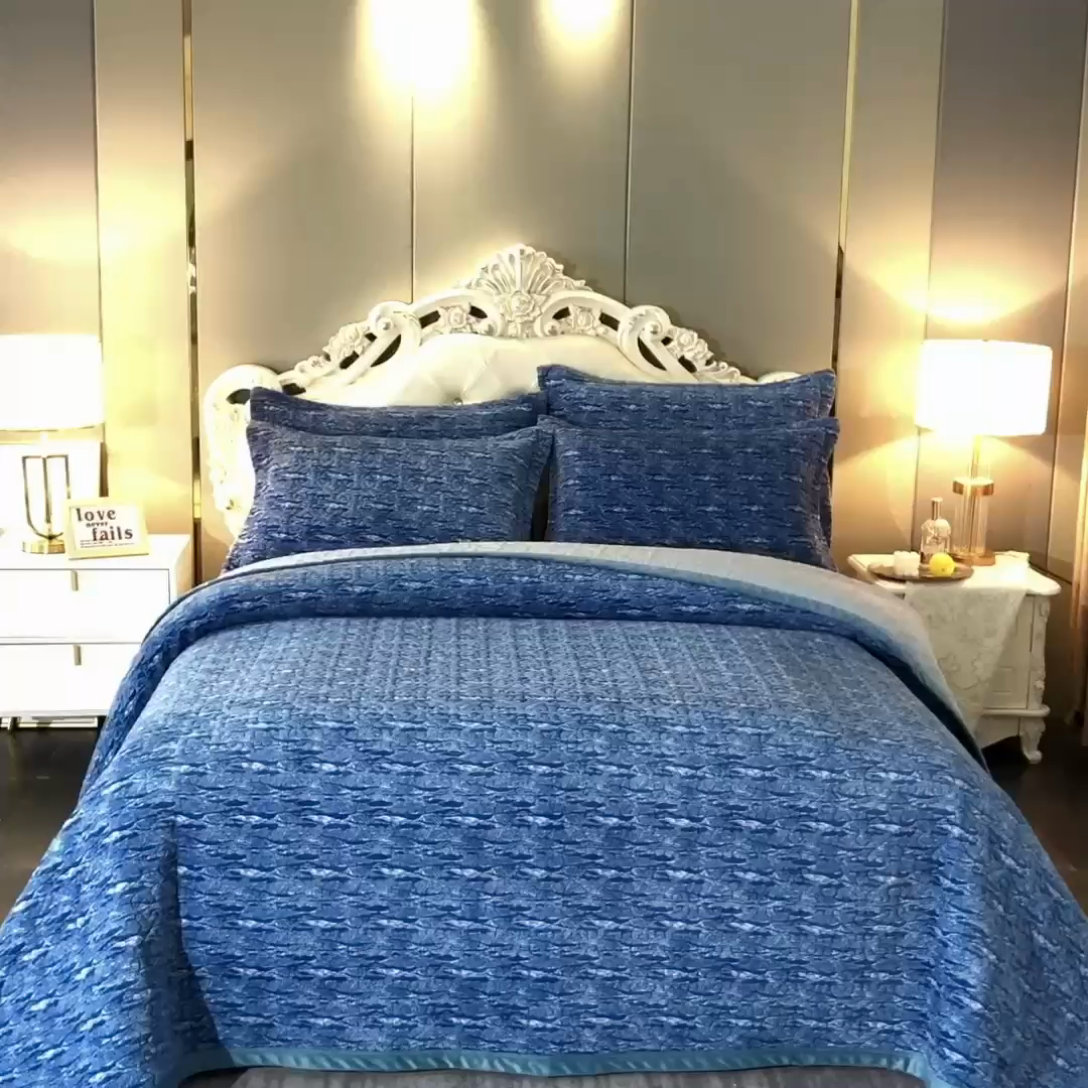 91家纺网 家纺一手货源 找家纺 晶缦家纺 2024新款水波纹色织牛奶绒床盖三件套 涟漪-宝石蓝