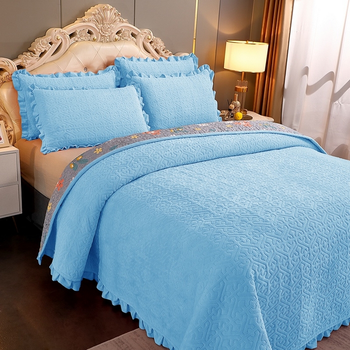 91家纺网 家纺一手货源 找家纺 晶缦家纺 2024新款纯色小花边牛奶绒床盖三件套 暖馨-天蓝