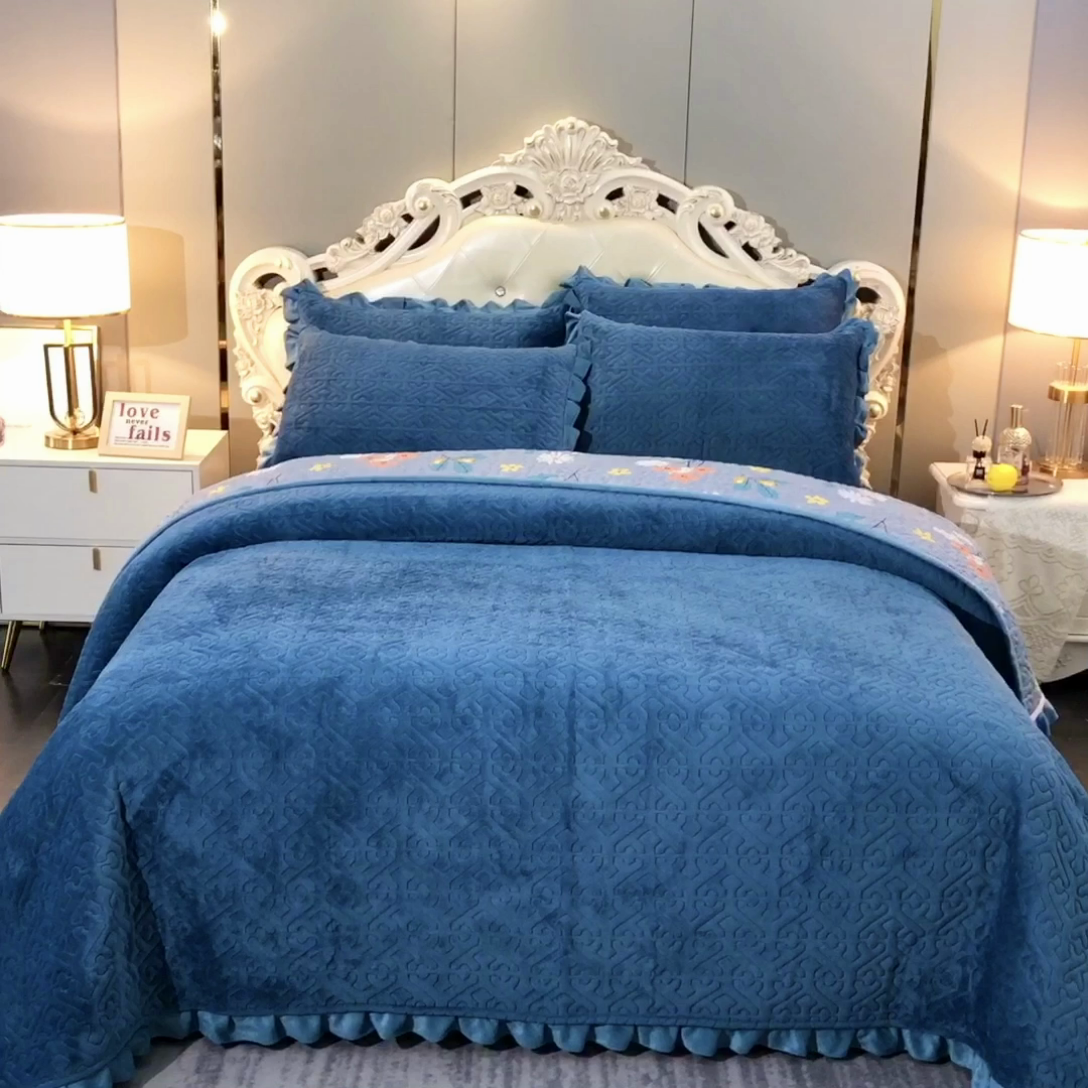 91家纺网 家纺一手货源 找家纺 晶缦家纺 2024新款纯色小花边牛奶绒床盖三件套 暖馨-宝石蓝