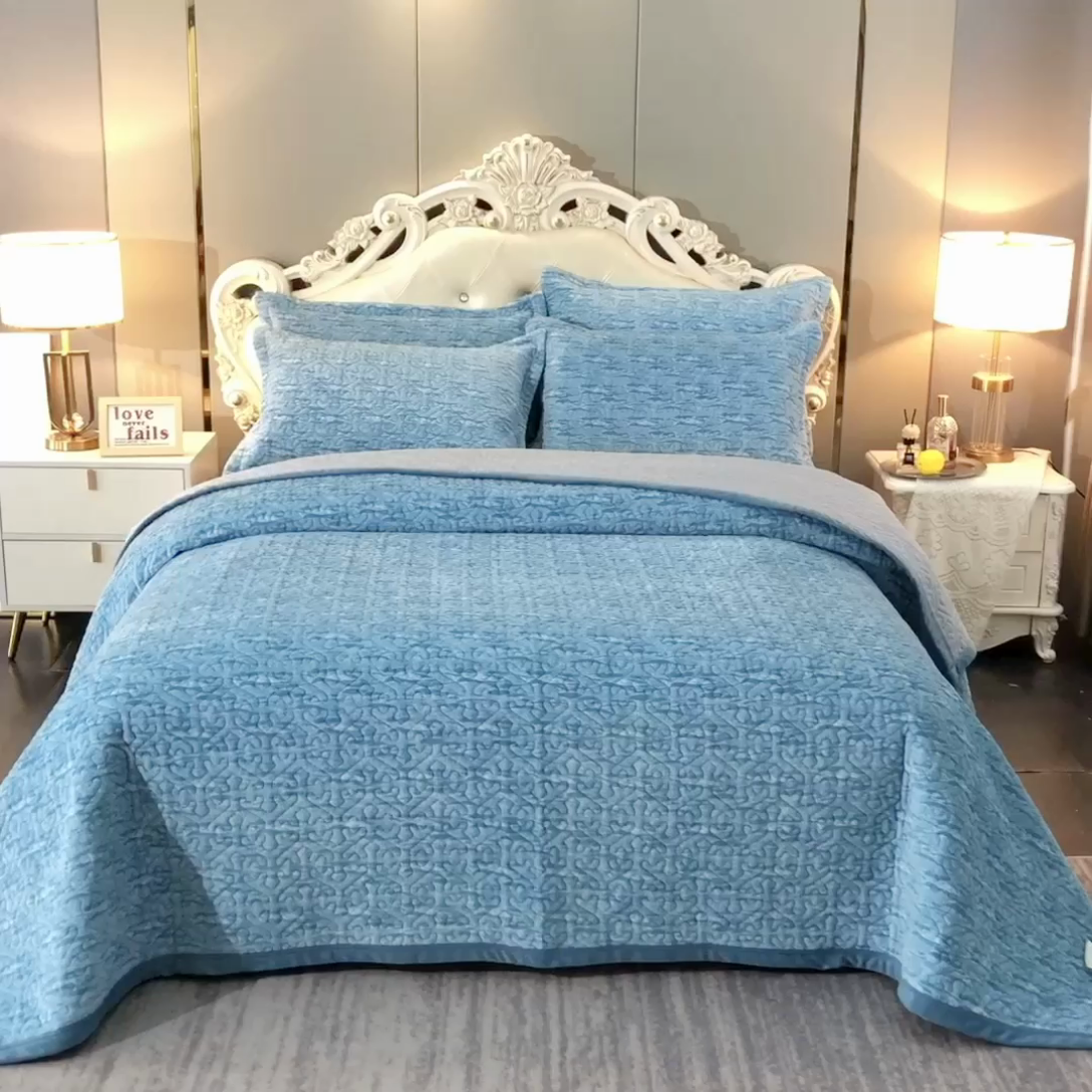 91家纺网 家纺一手货源 找家纺 晶缦家纺 2024新款水波纹色织牛奶绒床盖三件套 涟漪-浅蓝