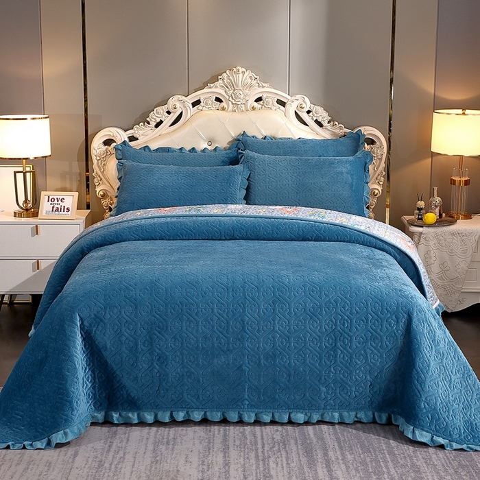 91家纺网 家纺一手货源 找家纺 晶缦家纺 2024新款纯色小花边牛奶绒床盖三件套 暖馨-宝石蓝