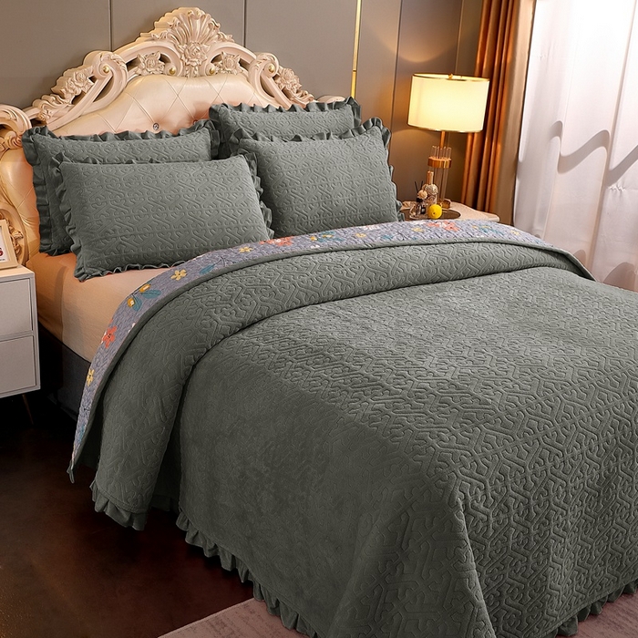 91家纺网 家纺一手货源 找家纺 晶缦家纺 2024新款纯色小花边牛奶绒床盖三件套 暖馨-深灰