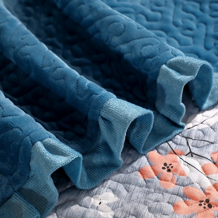 91家纺网 家纺一手货源 找家纺 晶缦家纺 2024新款纯色小花边牛奶绒床盖三件套 暖馨-宝石蓝