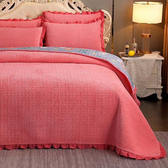 91家纺网 家纺一手货源 找家纺 晶缦家纺 2024新款纯色小花边牛奶绒床盖三件套 暖馨-豆沙