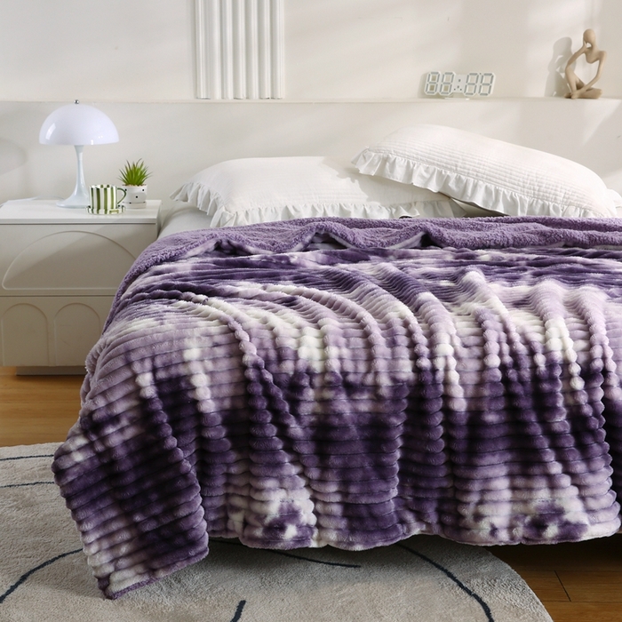 91家纺网 家纺一手货源 找家纺 巴木赫 2024新款同色印花抽条羊羔绒毛毯 葡萄紫同色羊羔绒