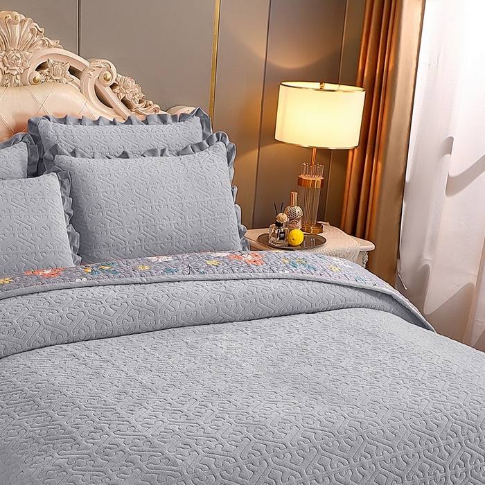 91家纺网 家纺一手货源 找家纺 晶缦家纺 2024新款纯色小花边牛奶绒床盖三件套 暖馨-浅灰