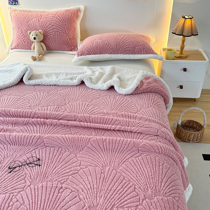 91家纺网 家纺一手货源 找家纺 芸锦豪 2024新款金贝壳塔芙绒羊羔绒毛毯 玫瑰粉