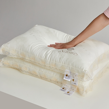 91家纺网 家纺一手货源 找家纺 乐可 2024新款法式润颜蚕咝枕 立体高枕