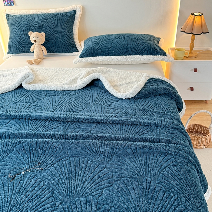 91家纺网 家纺一手货源 找家纺 芸锦豪 2024新款金贝壳塔芙绒羊羔绒毛毯 孔雀蓝