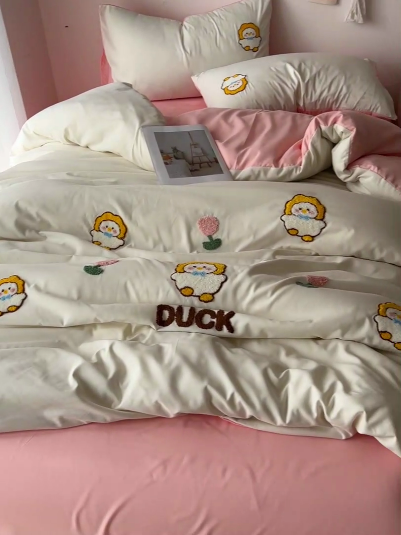 91家纺网 家纺一手货源 找家纺 梦之岛 2024新款学生季ins水洗云朵棉可爱毛巾绣四件套 萌萌鸭-白粉