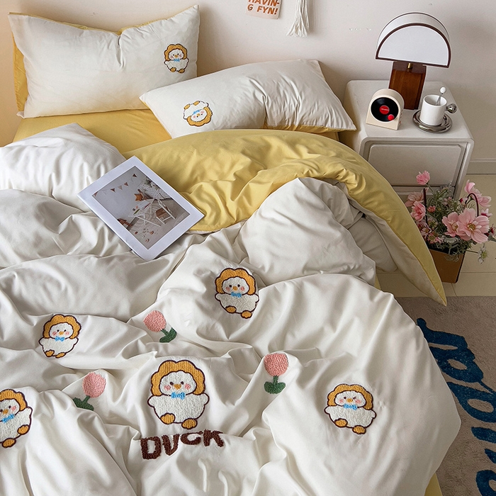 91家纺网 家纺一手货源 找家纺 梦之岛 2024新款学生季ins水洗云朵棉可爱毛巾绣四件套 萌萌鸭-白黄