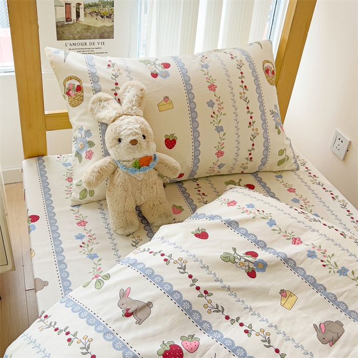 91家纺网 家纺一手货源 找家纺 名兮家居 2024新款全棉印花学生款多件套 草莓兔兔