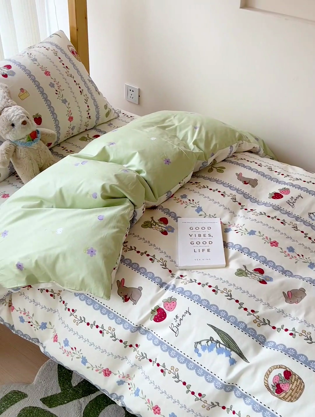 91家纺网 家纺一手货源 找家纺 名兮家居 2024新款全棉印花学生款多件套 草莓兔兔