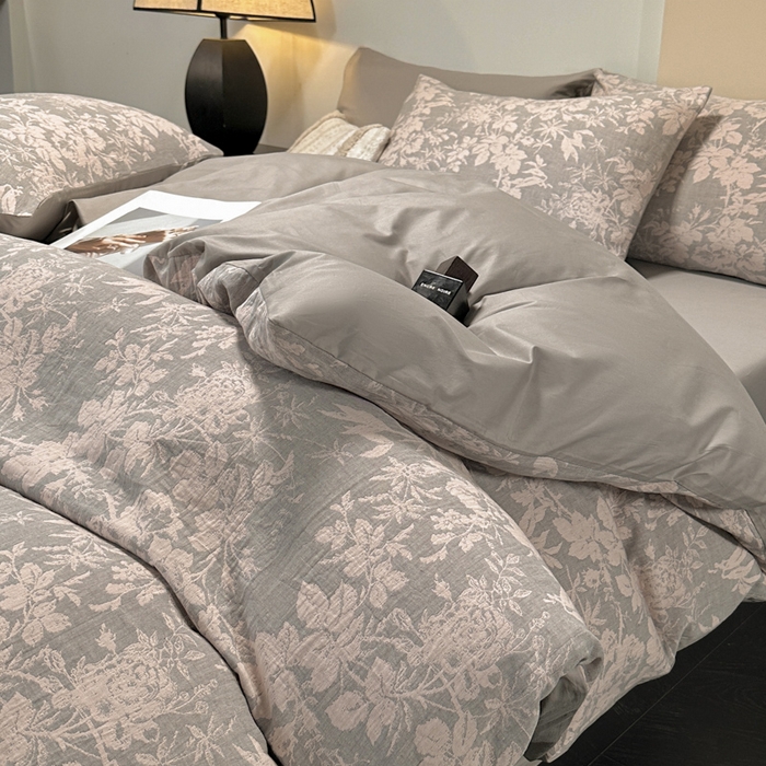 91家纺网 家纺一手货源 找家纺 琪格格2025款纯棉三层纱提花四件套（提供大量买家秀）叶之韵味-灰