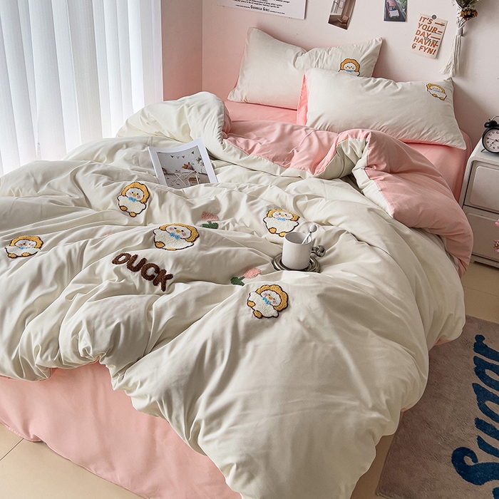 91家纺网 家纺一手货源 找家纺 梦之岛 2024新款学生季ins水洗云朵棉可爱毛巾绣四件套 萌萌鸭-白粉