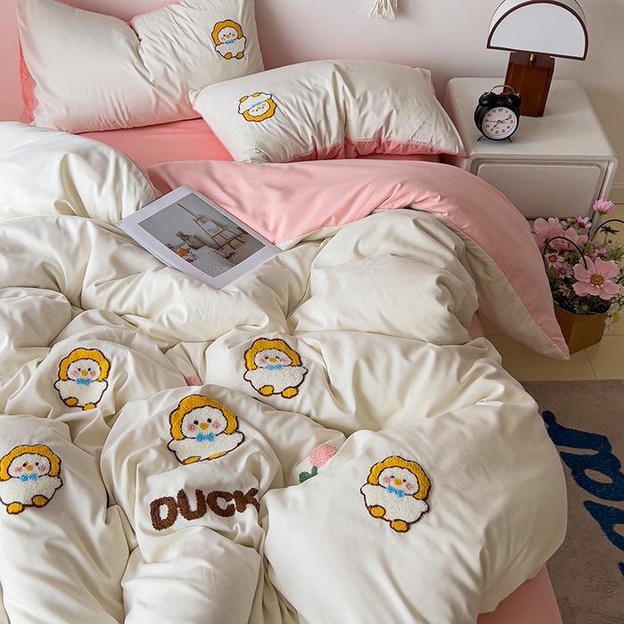 91家纺网 家纺一手货源 找家纺 梦之岛 2024新款学生季ins水洗云朵棉可爱毛巾绣四件套 萌萌鸭-白粉