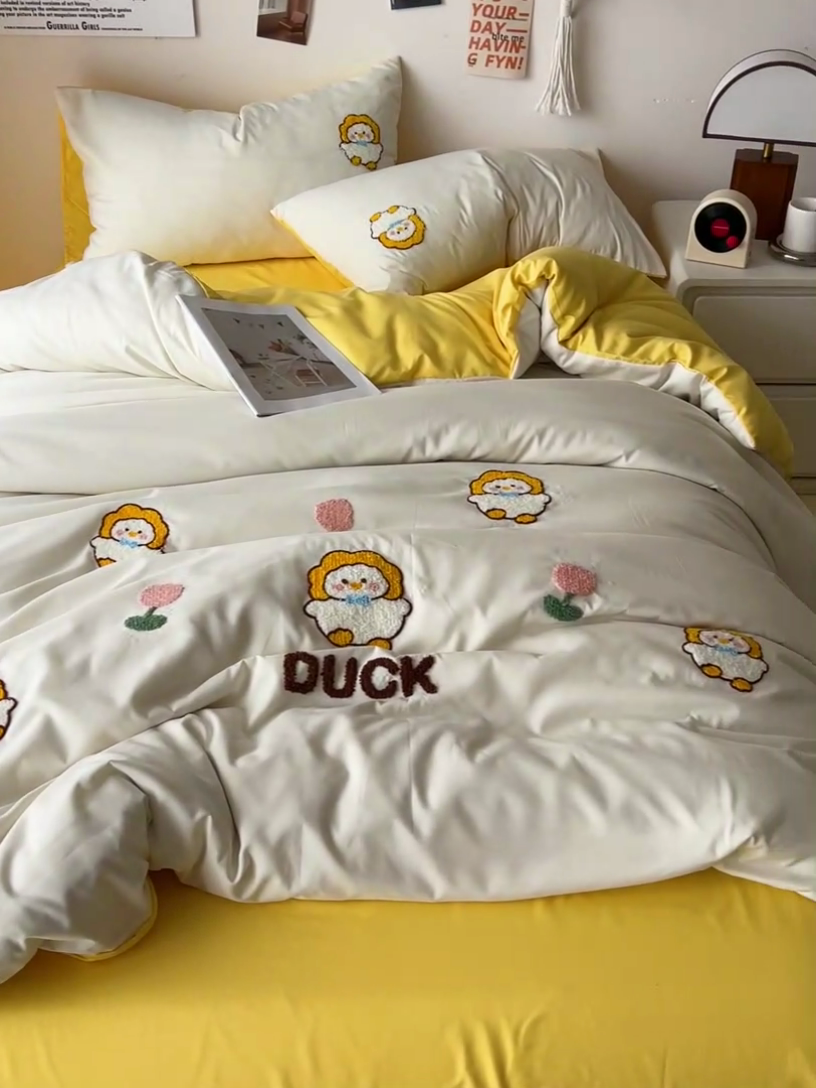 91家纺网 家纺一手货源 找家纺 梦之岛 2024新款学生季ins水洗云朵棉可爱毛巾绣四件套 萌萌鸭-白黄
