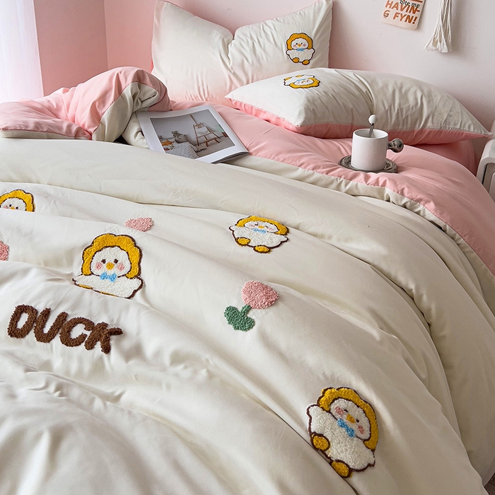 91家纺网 家纺一手货源 找家纺 梦之岛 2024新款学生季ins水洗云朵棉可爱毛巾绣四件套 萌萌鸭-白粉