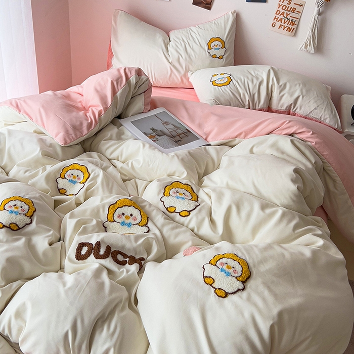 91家纺网 家纺一手货源 找家纺 梦之岛 2024新款学生季ins水洗云朵棉可爱毛巾绣四件套 萌萌鸭-白粉