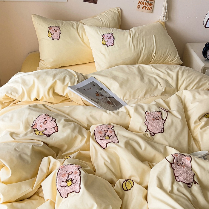 91家纺网 家纺一手货源 找家纺 梦之岛 2024新款学生季ins水洗云朵棉可爱毛巾绣四件套 可爱猪-奶黄