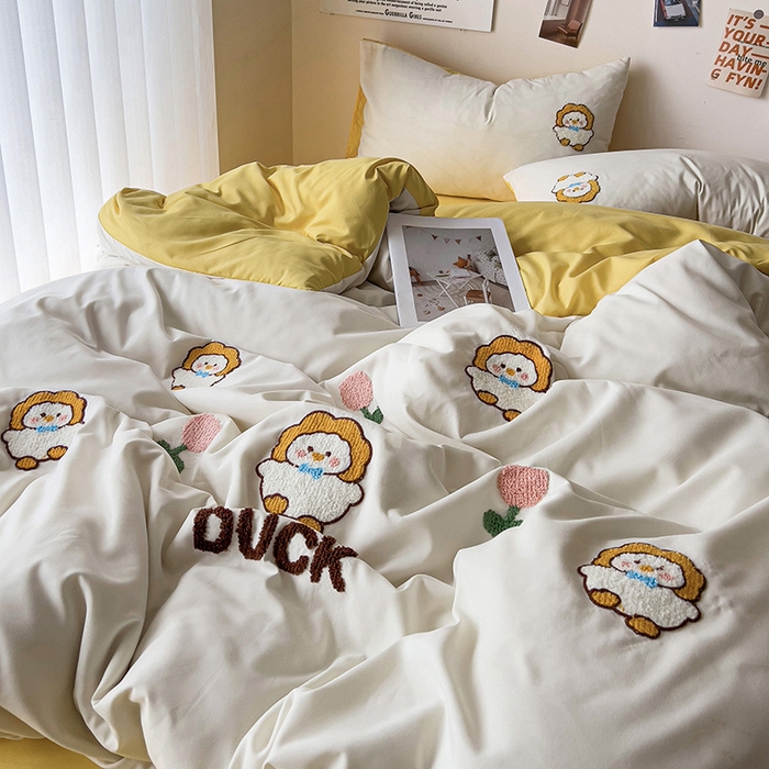 91家纺网 家纺一手货源 找家纺 梦之岛 2024新款学生季ins水洗云朵棉可爱毛巾绣四件套 萌萌鸭-白黄