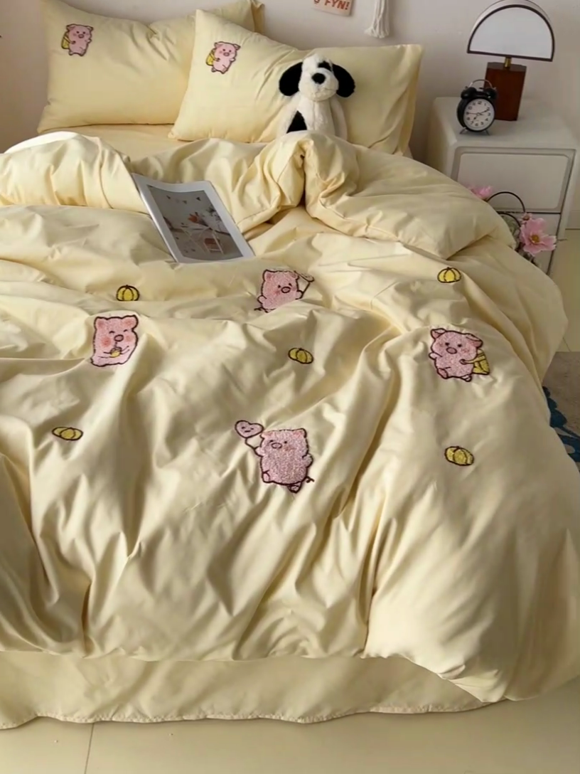 91家纺网 家纺一手货源 找家纺 梦之岛 2024新款学生季ins水洗云朵棉可爱毛巾绣四件套 可爱猪-奶黄