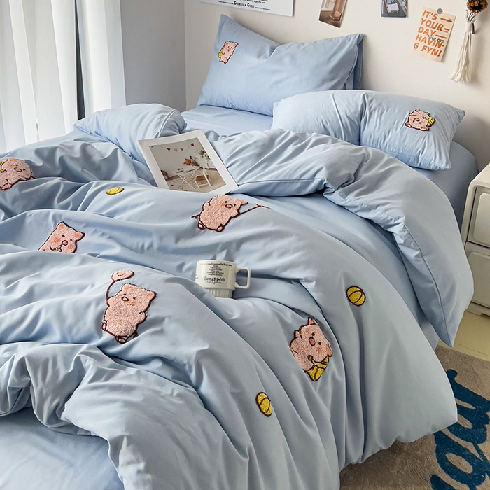 91家纺网 家纺一手货源 找家纺 梦之岛 2024新款学生季ins水洗云朵棉可爱毛巾绣四件套 可爱猪-蓝