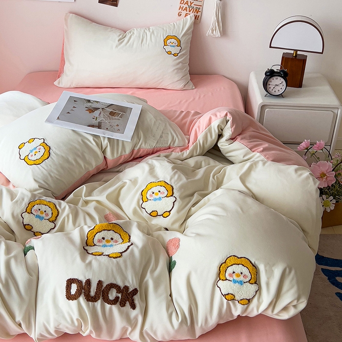 91家纺网 家纺一手货源 找家纺 梦之岛 2024新款学生季ins水洗云朵棉可爱毛巾绣四件套 萌萌鸭-白粉