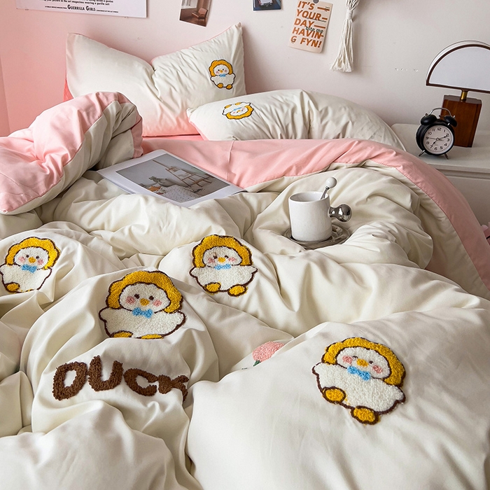 91家纺网 家纺一手货源 找家纺 梦之岛 2024新款学生季ins水洗云朵棉可爱毛巾绣四件套 萌萌鸭-白粉