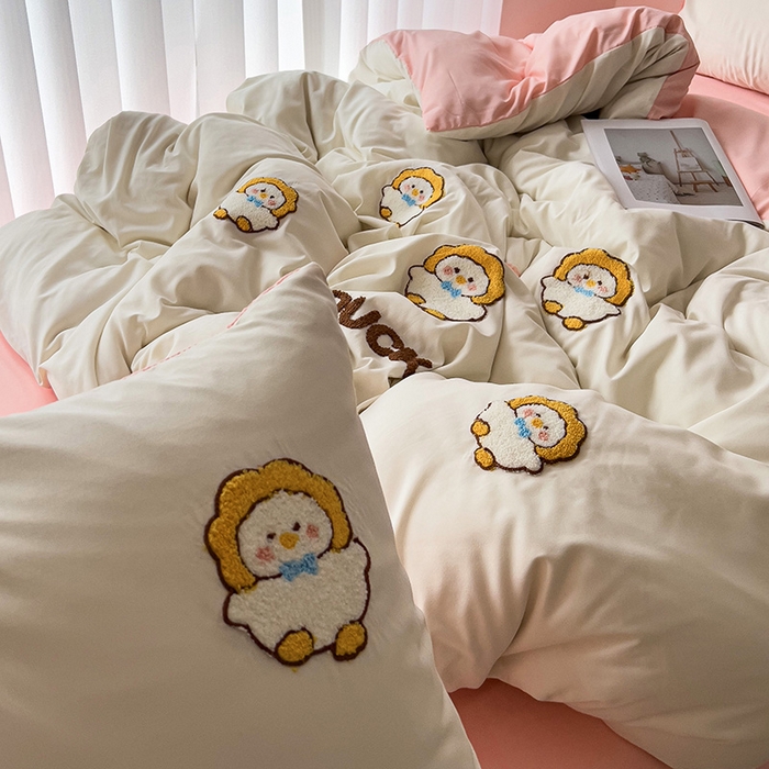 91家纺网 家纺一手货源 找家纺 梦之岛 2024新款学生季ins水洗云朵棉可爱毛巾绣四件套 萌萌鸭-白粉