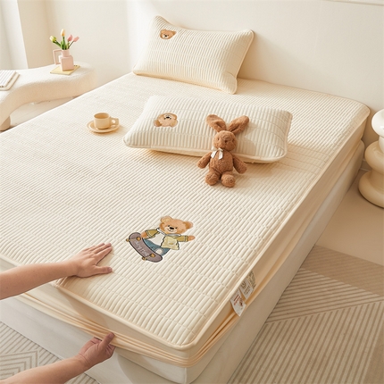 91家纺网 家纺一手货源 找家纺 雯豆家纺 （总）2025新品高克重A类原棉夹棉床笠刺绣绣花柯基熊猫床笠三件套