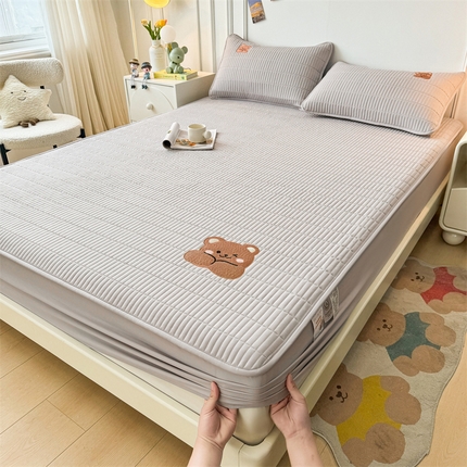 91家纺网 家纺一手货源 找家纺 雯豆家纺 （总）2025新品高克重A类原棉夹棉床笠刺绣绣花柯基熊猫床笠三件套