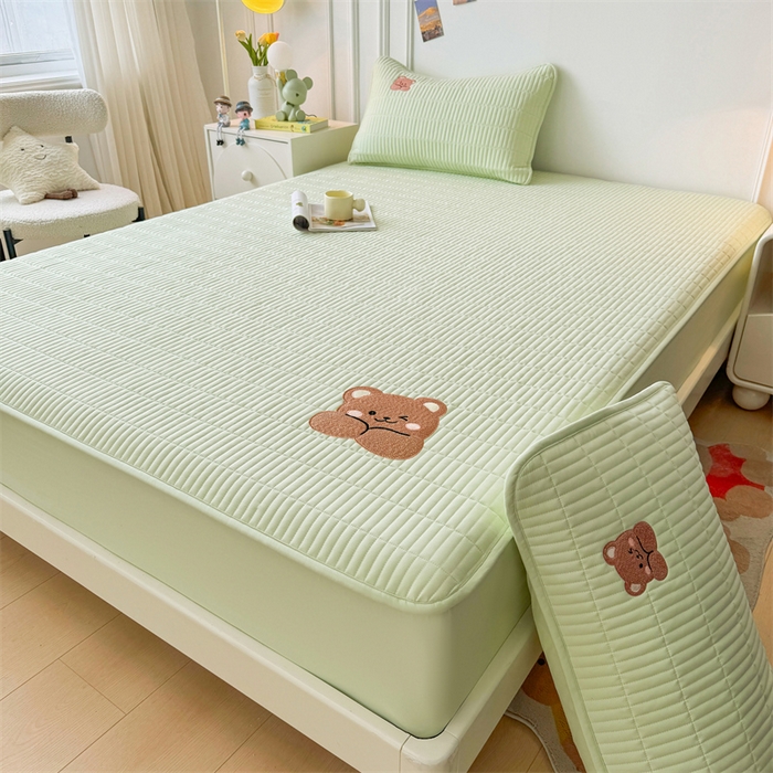 91家纺网 家纺一手货源 找家纺 2025新品高克重A类原棉夹棉床笠刺绣绣花柯基熊猫床笠三件套 床笠款-幸福熊-清雅绿