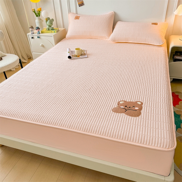 91家纺网 家纺一手货源 找家纺 2025新品高克重A类原棉夹棉床笠刺绣绣花柯基熊猫床笠三件套 床笠款-幸福熊-豆蔻玉