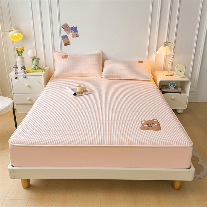 91家纺网 家纺一手货源 找家纺 2025新品高克重A类原棉夹棉床笠刺绣绣花柯基熊猫床笠三件套 床笠款-幸福熊-豆蔻玉