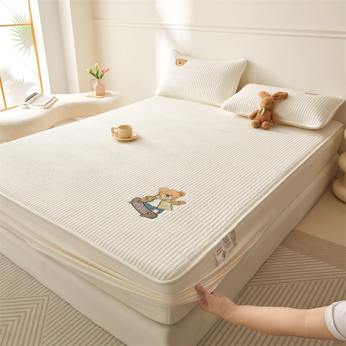 91家纺网 家纺一手货源 找家纺 2025新品高克重A类原棉夹棉床笠刺绣绣花柯基熊猫床笠三件套 床笠款-滑板熊-皓月白