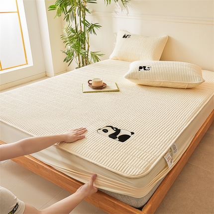 91家纺网 家纺一手货源 找家纺 雯豆家纺 （总）2025新品高克重A类原棉夹棉床笠刺绣绣花柯基熊猫床笠三件套