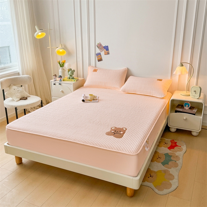 91家纺网 家纺一手货源 找家纺 2025新品高克重A类原棉夹棉床笠刺绣绣花柯基熊猫床笠三件套 床笠款-幸福熊-豆蔻玉