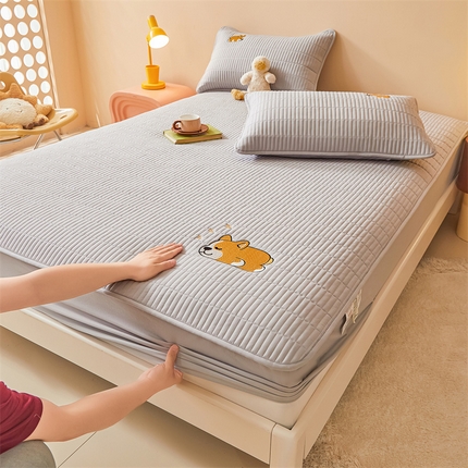 91家纺网 家纺一手货源 找家纺 雯豆家纺 （总）2025新品高克重A类原棉夹棉床笠刺绣绣花柯基熊猫床笠三件套