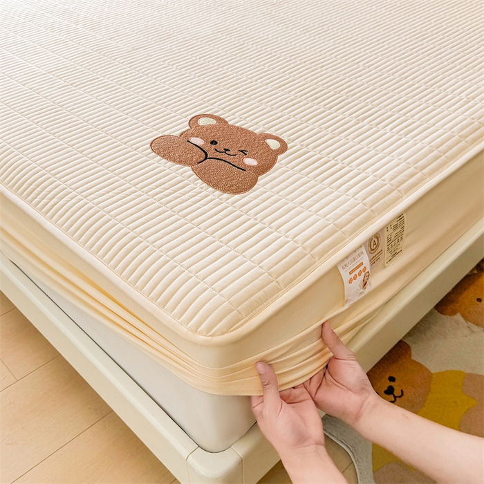 91家纺网 家纺一手货源 找家纺 2025新品高克重A类原棉夹棉床笠刺绣绣花柯基熊猫床笠三件套 床笠款-幸福熊-奶茶杏