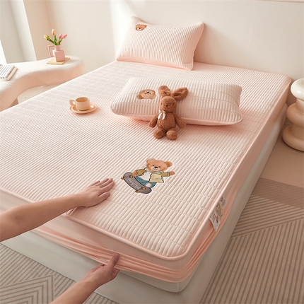 91家纺网 家纺一手货源 找家纺 雯豆家纺 （总）2025新品高克重A类原棉夹棉床笠刺绣绣花柯基熊猫床笠三件套