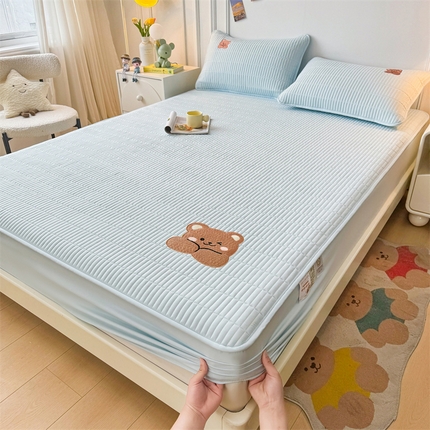 91家纺网 家纺一手货源 找家纺 雯豆家纺 （总）2025新品高克重A类原棉夹棉床笠刺绣绣花柯基熊猫床笠三件套