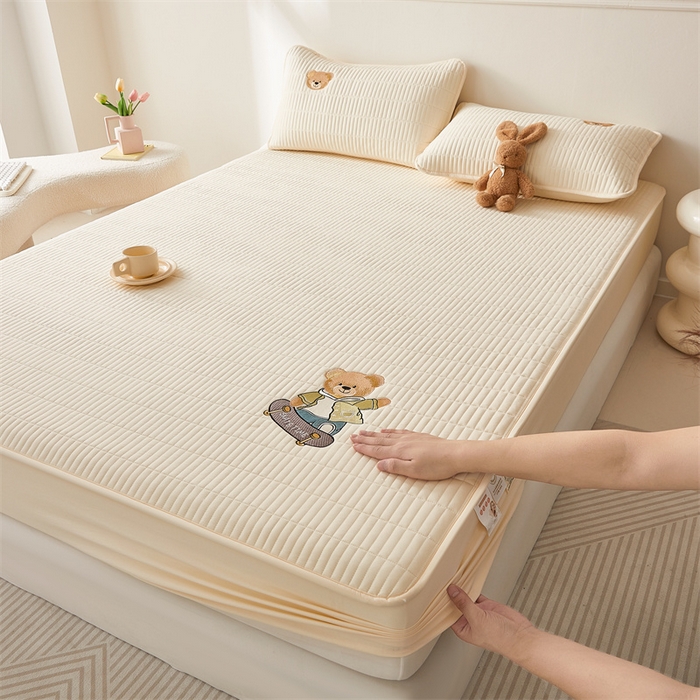 91家纺网 家纺一手货源 找家纺 2025新品高克重A类原棉夹棉床笠刺绣绣花柯基熊猫床笠三件套 床笠款-滑板熊-奶茶杏