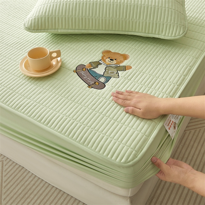 91家纺网 家纺一手货源 找家纺 2025新品高克重A类原棉夹棉床笠刺绣绣花柯基熊猫床笠三件套 床笠款-滑板熊-清雅绿