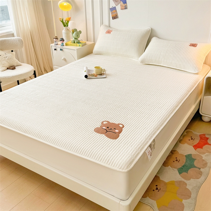 91家纺网 家纺一手货源 找家纺 2025新品高克重A类原棉夹棉床笠刺绣绣花柯基熊猫床笠三件套 床笠款-幸福熊-皓月白