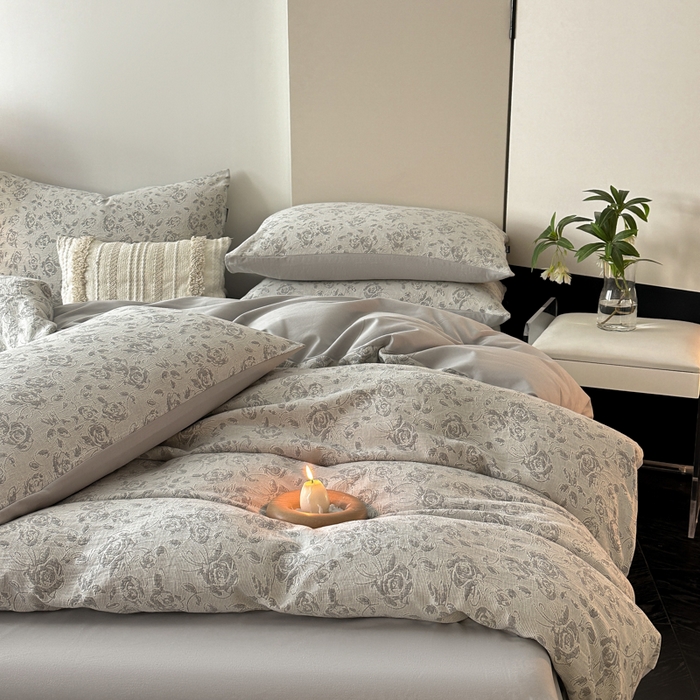 91家纺网 家纺一手货源 找家纺 卧趣家纺 2024秋冬新款纯棉A类三层纱加厚磨毛大提花四件套 洛丽塔-灰