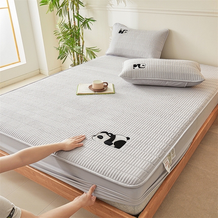 91家纺网 家纺一手货源 找家纺 雯豆家纺 （总）2025新品高克重A类原棉夹棉床笠刺绣绣花柯基熊猫床笠三件套