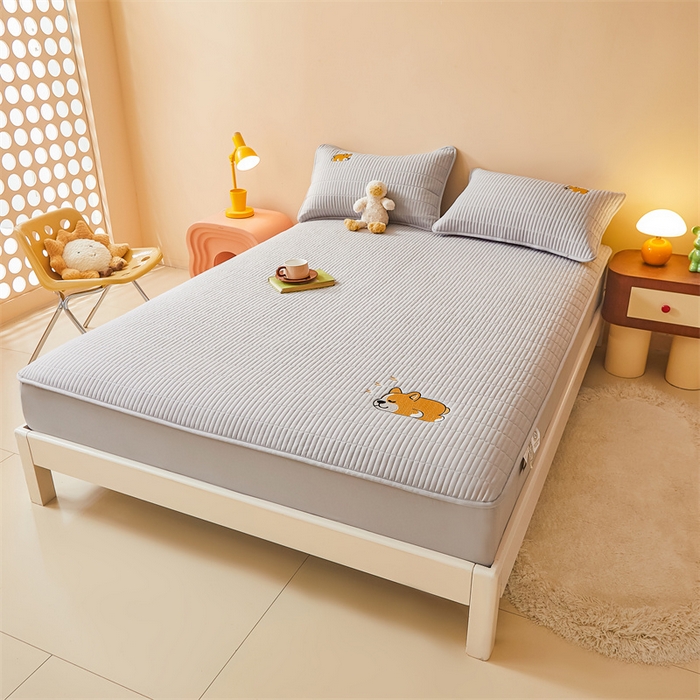 91家纺网 家纺一手货源 找家纺 2025新品高克重A类原棉夹棉床笠刺绣绣花柯基熊猫床笠三件套 床笠款-柯基-月岩灰